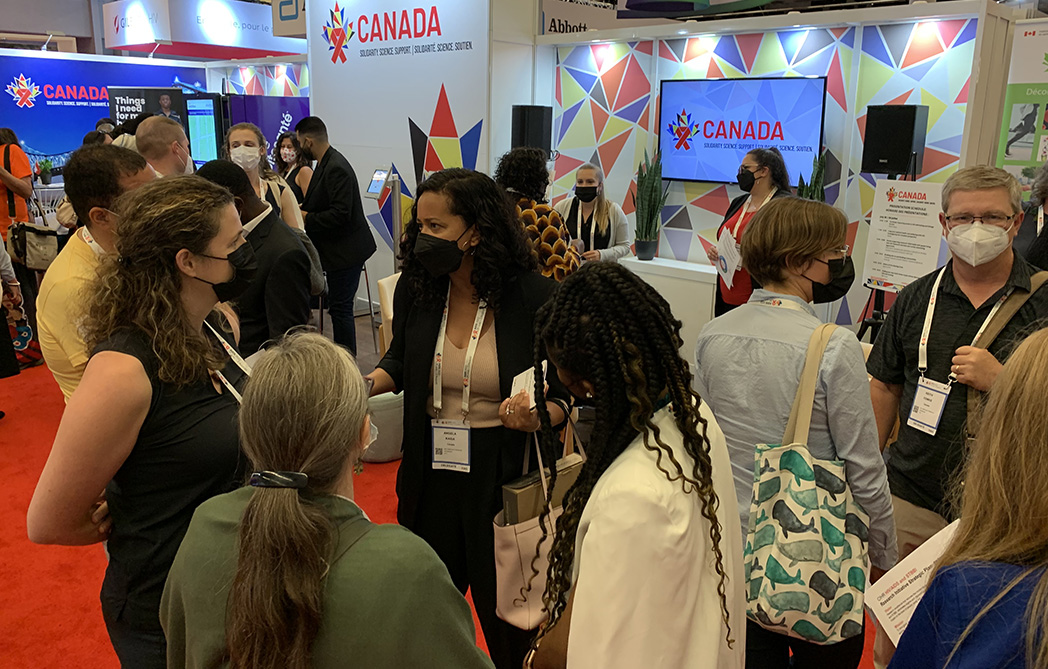 Une activité de réseautage au Pavillon du Canada